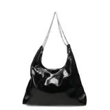 Cartera tipo hobo negra charolada con asa de cadena plateada.