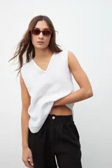 Musculosa blanca de lino con escote en V.