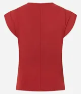 Blusa roja de viscosa con cuello redondo, sin mangas y pliegues en los hombros.