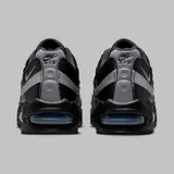 Zapatilla deportiva Nike Air Max 95, color negro con capas superpuestas en tonos grises y plateados reflectantes. Presenta unidades Air Max visibles en el antepié y el talón, con una unidad de aire en el talón con tinte azul.