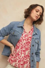 Blusa color azul con estampado floral y diseño de mangas cortas, ideal para el verano.