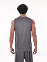 Musculosa verde militar de corte clásico.