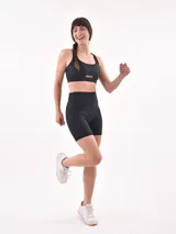 Calza corta de lycra color lila, tiro alto.