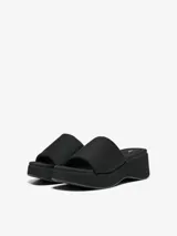 Sandalias negras con plataforma de goma EVA y tira ancha sobre el empeine.