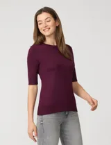 Buzo violeta tejido en hilado fino, con cuello redondo y mangas 3/4.