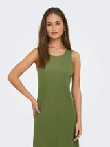Vestido largo verde oliva sin mangas, con cuello redondo y corte recto.