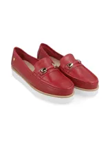 Mocasines rojos de cuero con suela track blanca y detalle de hebilla dorada.