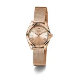 Reloj Guess modelo GW0842L3, color oro rosa, con caja redonda de 30mm, bisel texturizado, dial con números romanos y un diamante a las 12. Brazalete de malla milanesa ajustable.
