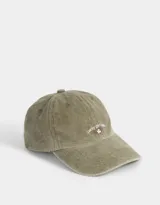 Gorra color verde oliva con bordado frontal de la frase "Lucky Girl Club" y una flor.