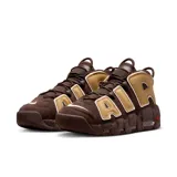 Championes de caña alta Nike Air More Uptempo '96 Nas, color chocolate con detalles en marrón claro y blanco. Presentan la palabra "AIR" en letras grandes a los costados y logo de Nike en rojo en el talón y la suela.