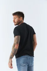 Remera color arena de algodón, corte regular, manga corta, cuello redondo y bolsillo en el pecho con estampado de texto.