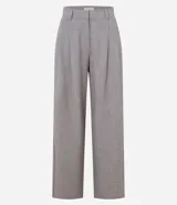 Pantalón wide leg de vestir color beige, con cintura alta, trabillas para cinturón, pliegues frontales y bolsillos laterales.