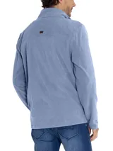 Campera polar celeste de micropolar liviano con cierre completo y tres bolsillos frontales. Confeccionado con poliéster reciclado a partir de botellas plásticas.