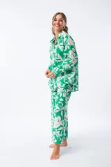 Pantalón palazzo verde con estampado de hojas blancas.