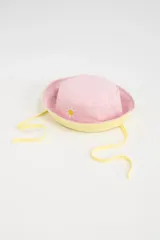 Gorro tipo bucket de color rosa con cordones amarillos y bordado de margarita blanca en el frente.