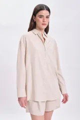 Camisa casual de manga larga color beige confeccionada en lino.