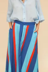 Pollera larga de algodón con rayas verticales en verde, amarillo y naranja.