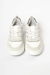 Zapatillas deportivas blancas con detalles en gris y negro.