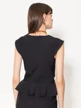 Top blanco de lycra doble, con mangas japonesas y escote en V con lazos de poplin. Tiene doble volado caracol en el ruedo.