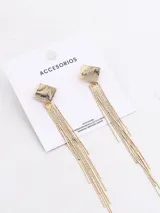Aros colgantes dorados con forma de rombo y flecos de cadenas finas.