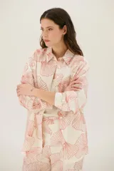 Camisa de manga larga color blanco con estampado de abanicos negros.