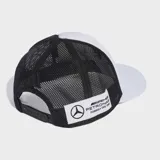 Gorra Adidas Trucker Mercedes-AMG Petronas Formula One Team, color blanco con paneles traseros de malla negra, logo de Mercedes bordado en el frente y logo de Adidas bordado en la visera.