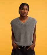 Chaleco masculino de punto con cuello en V, diseño boxy, barras contrastantes y efecto desteñido.