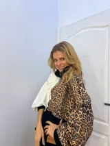 Polerón marrón con estampado animal print de leopardo, puños y cuello negros.