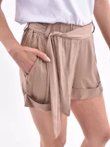Short color beige de tela liviana con cintura elastizada y lazo para ajustar.