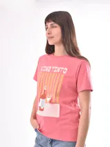 Remera color crudo con estampado de un pez rojo en el frente.