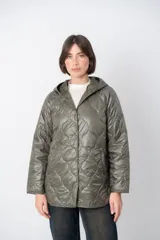 Campera color crema con diseño acolchado en forma de rombos, capucha y cierre con botones a presión.