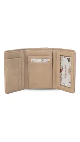 Billetera corta de símil cuero color beige claro, con cierre de broche a presión en la solapa principal. Presenta múltiples compartimentos internos para tarjetas y billetes, y un bolsillo exterior con cierre en la parte posterior. Lleva una placa metálica con el logo de la marca.