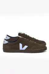 Championes Veja modelo Volley Suede color marrón con logo lateral en celeste y detalles en azul en el talón.