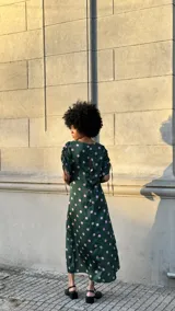 Vestido largo verde con lunares rosados, de seda combinada y mangas cortas fruncidas. Presenta dos tajos frontales. Estampa by Coppelia.