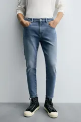Pantalón de jean color beige, corte skinny, tiro medio, largo cropped y cinco bolsillos.