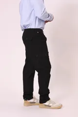 Pantalón cargo color beige con bolsillos laterales con solapa y cierre de botón a presión.