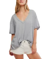 Remera gris de corte holgado con escote en V.