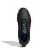 Championes urbanos Adidas Courtblock Bold con plataforma, color negro con suela beige.