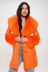 Tapado largo de cuero vegano color naranja con cuello y puños de piel sintética naranja.