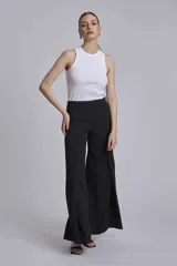 Musculosa blanca de algodón con cuello redondo y sisas anchas.