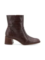 Bota de caña media color marrón con estampado croco, taco cuadrado y punta cuadrada.