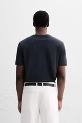 Camiseta blanca de cuello redondo y manga corta, corte regular.