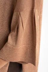 Sweater color cobre brillante, de tejido de punto con lurex, corte oversize, cuello redondo y mangas 3/4 con volados.