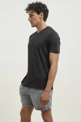 Remera celeste de algodón con escote en V y logo de ancla en relieve.