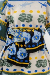 Buzo tejido jacquard con diseño de langostas, corte oversized y tajos laterales.