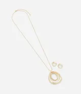 Conjunto de collar y aros dorados con diseño de círculos concéntricos. El collar tiene una cadena fina y un colgante con tres círculos de diferentes tamaños. Los aros son pequeños y tienen forma de círculo.