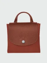 Mochila plegable de nylon con cierre, modelo Le Pliage M en color rojo.