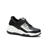 Zapatillas urbanas negras con detalles plateados y suela chunky blanca.