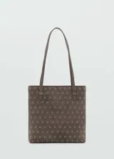 Bolso tipo tote de cuero color celeste con perforaciones circulares. Tiene doble asa corta y bolsillo interno.