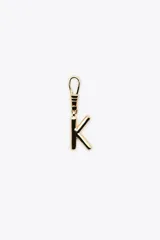 Dije dorado en forma de la letra A, con mosquetón para colgar en carteras o pulseras.